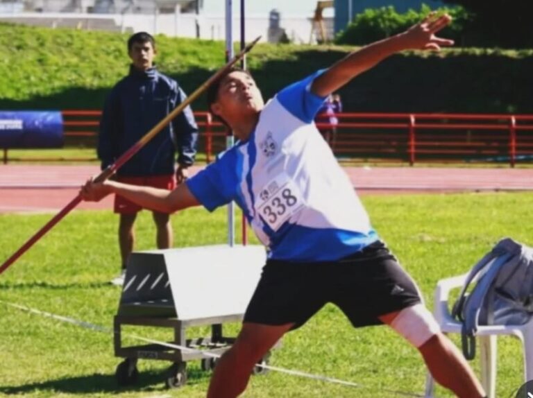 Estefano Toscani con medalla de oro en lanzamiento de jabalina U18