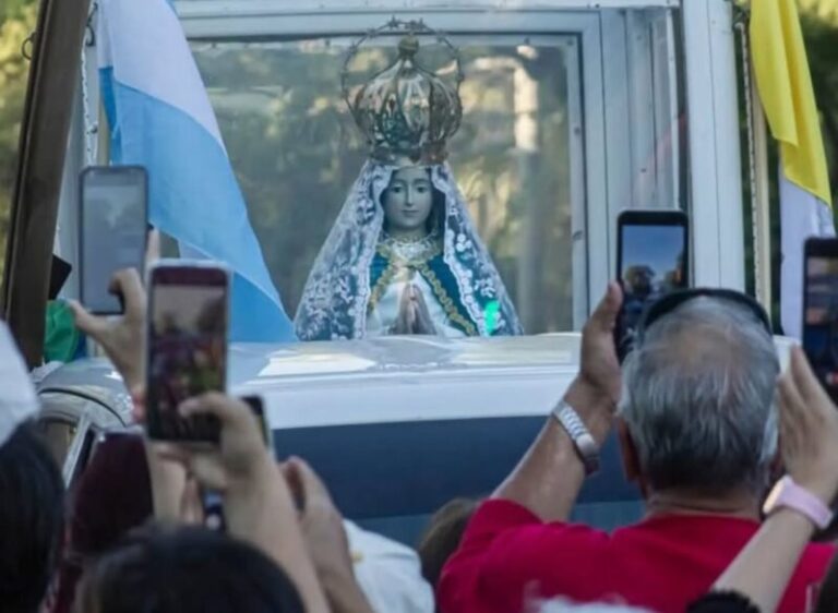 Réplica de la Virgen de Itatí durante su partida desde el santuario itateño
