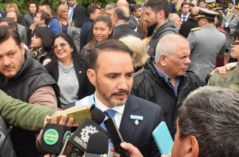 Gobernador Juan Pablo Valdés durante los actos por el 216° aniversario de la Revolución de Mayo en Corrientes