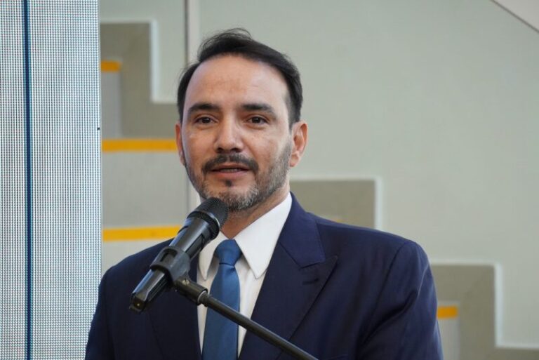 Juan Pablo Valdés, gobernador de Corrientes, en un acto oficial