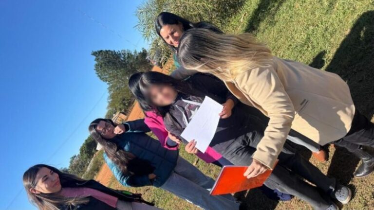 Jueza y secretaria notifican adopción a adolescente en su hogar en Santo Tomé