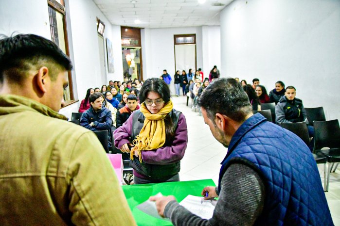 Intendente Noel Gómez con estudiantes beneficiarios de becas municipales