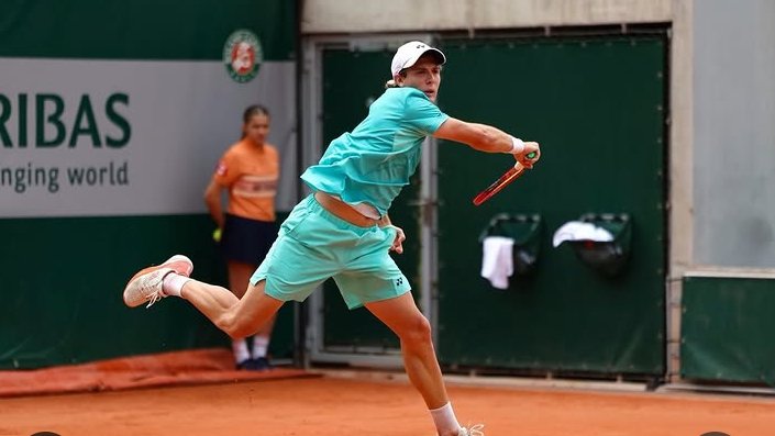 Lautaro Midón durante un partido de tenis