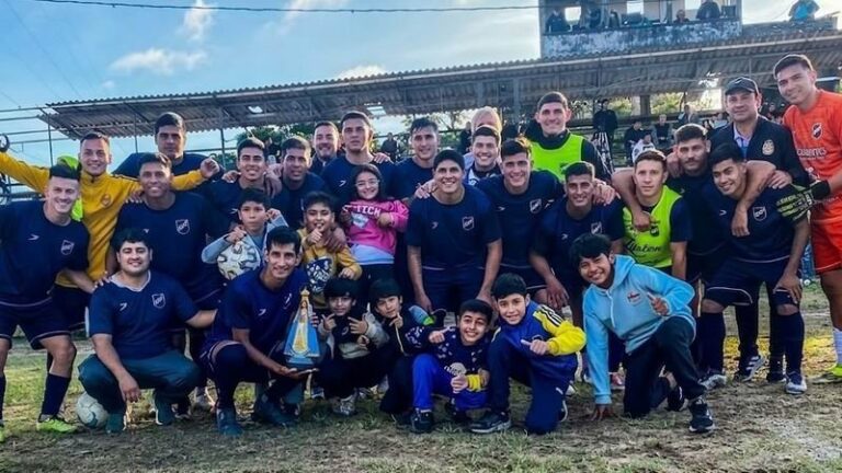 Jugadores de Lipton celebrando un gol en el partido de semifinal del Provincial de Clubes