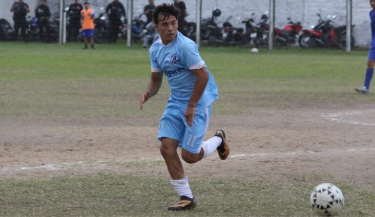 Partido de fútbol entre Lipton y Huracán de Goya en el estadio de Lipton, barrio San Benito, Corrientes