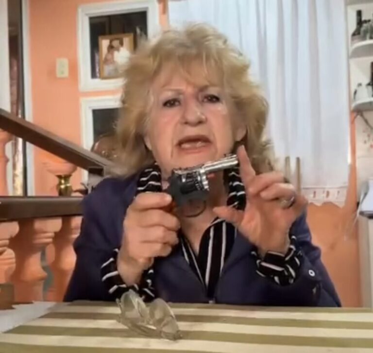 Nancy Luxen mostrando el arma de juguete en su video de Instagram