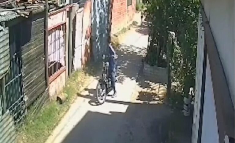 Moto dañada tras ataque en barrio Irupé Corrientes