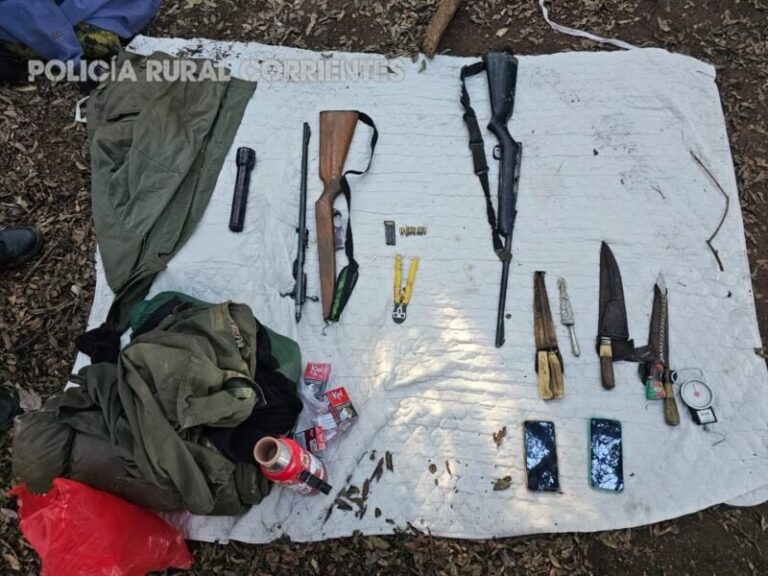 Efectivos policiales durante operativo rural en Monte Caseros