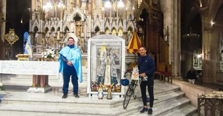 Peregrinos frente a la Basílica de Nuestra Señora de Itatí al inicio de la travesía