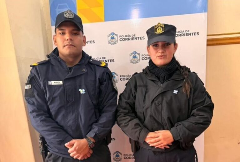 Efectivos policiales asistiendo a una mujer en la Capilla Santa Rita