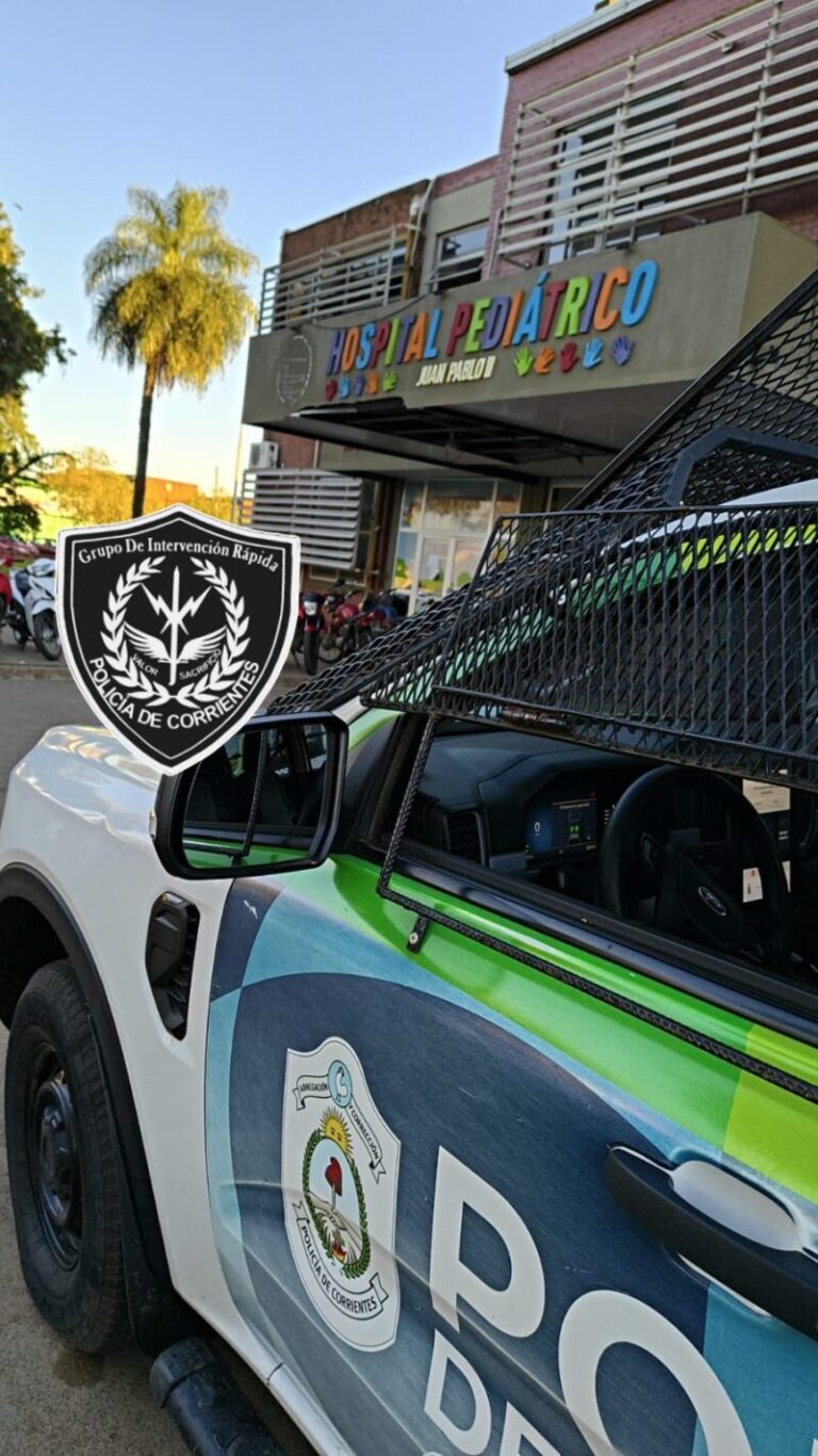Policías del GIR realizan maniobras de RCP a una niña en patrullero