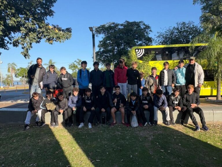 Plantel de hockey de primera división de Taraguy Rugby Club en entrenamiento previo al Torneo Oficial 2026