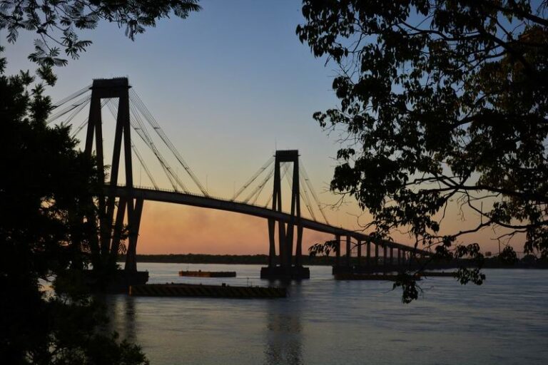 Fotografía histórica de la construcción del puente General Belgrano