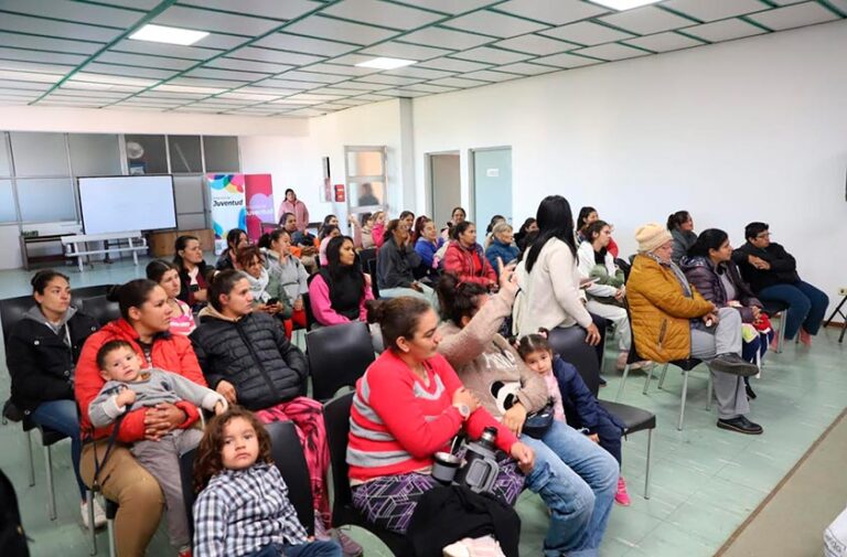 Entrega de bolsones del programa Nutriendo Futuro en Bella Vista