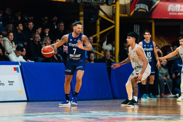 Partido de básquetbol entre Regatas Corrientes y Ferro en el Fortín Rojinegro
