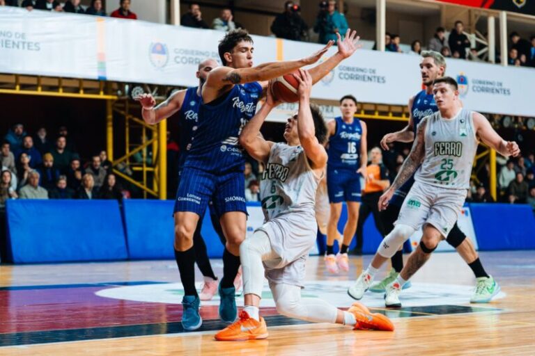 Partido de básquetbol entre Regatas Corrientes y Ferro Carril Oeste en el estadio Fortín Rojinegro