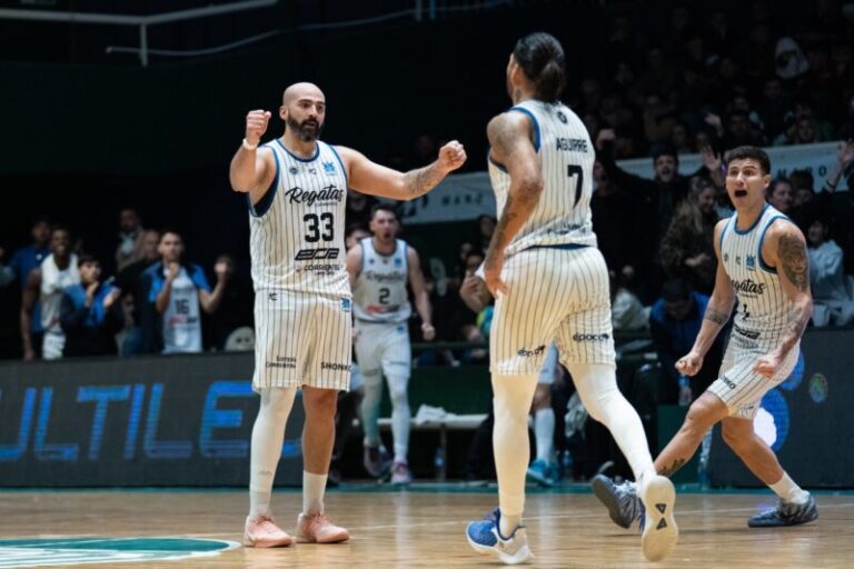 Partido de básquet entre Regatas Corrientes y Ferro Carril Oeste en el Fortín Rojinegro