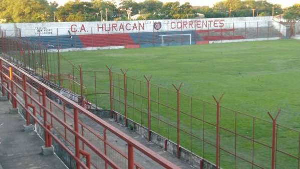 Campo de juego de Huracán Corrientes tras las lluvias