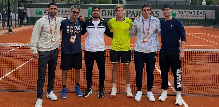 Lautaro Midón en la cancha de polvo de ladrillo de Roland Garros