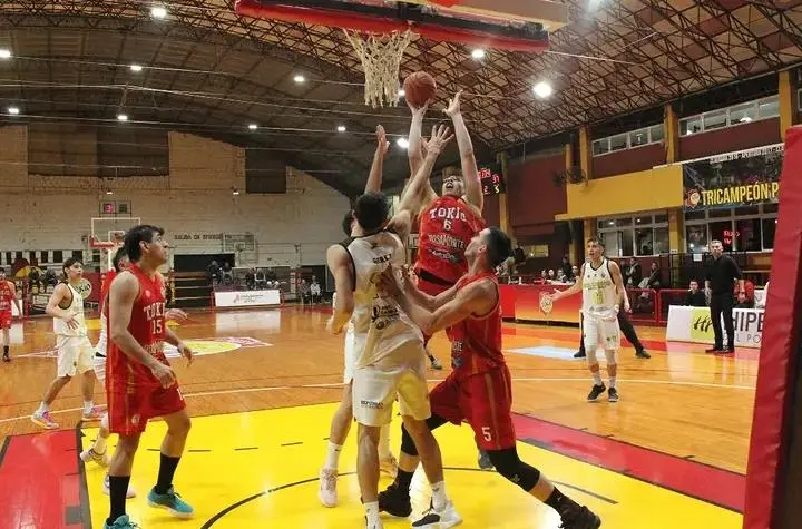 Partido de básquetbol entre San Lorenzo de Monte Caseros y Tokio en Posadas
