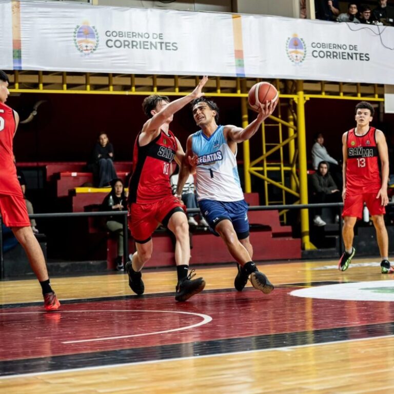 Partido de básquet entre San Martín y Hércules en Corrientes