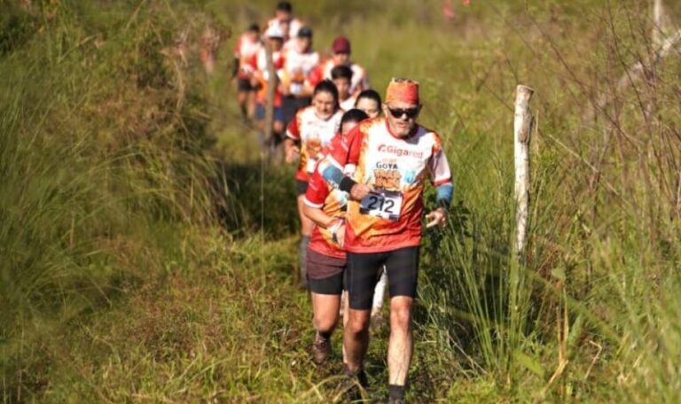 Corredores en la largada de la 10° Otoño Trail Run en el Parque Acuático Goya