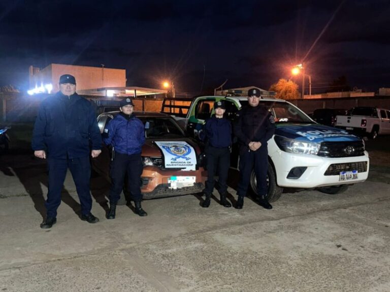 Policía secuestrando un auto Renault Kwid en Paso de los Libres