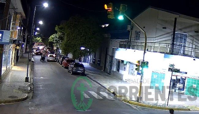 Cámara de seguridad municipal registra el momento del siniestro vial en calle Santa Fe al 1100 de Corrientes