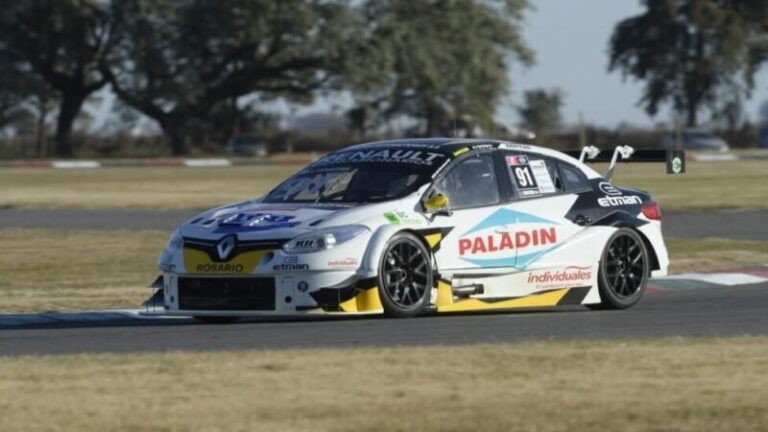 Humberto Krujoski en el podio del Turcar 2000