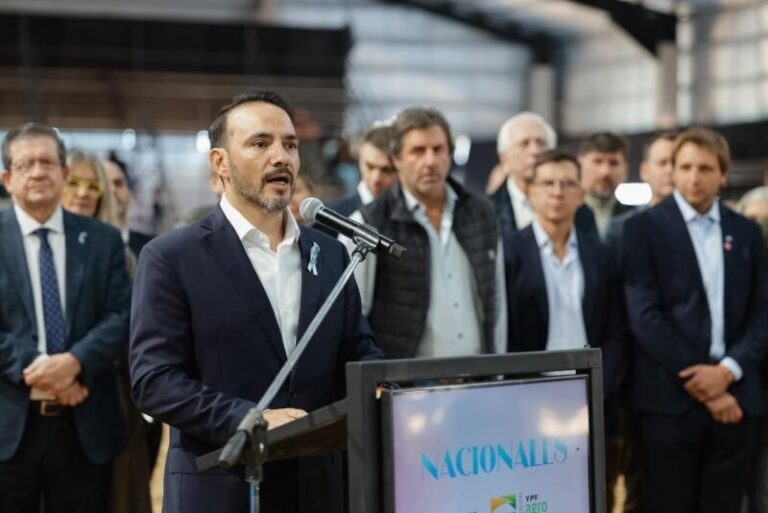 Gobernador Juan Pablo Valdés en la inauguración de Las Nacionales en Corrientes