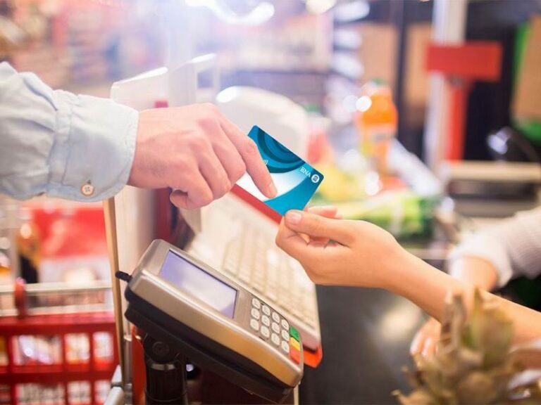 Comercio minorista pyme con vidriera y cartel de ofertas