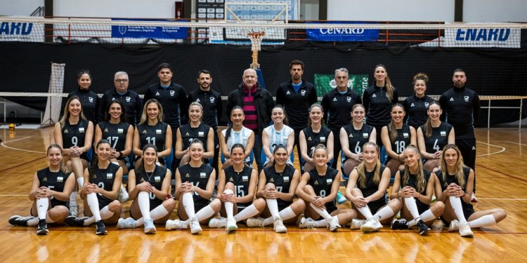 Victoria Caballero en partido de vóleibol
