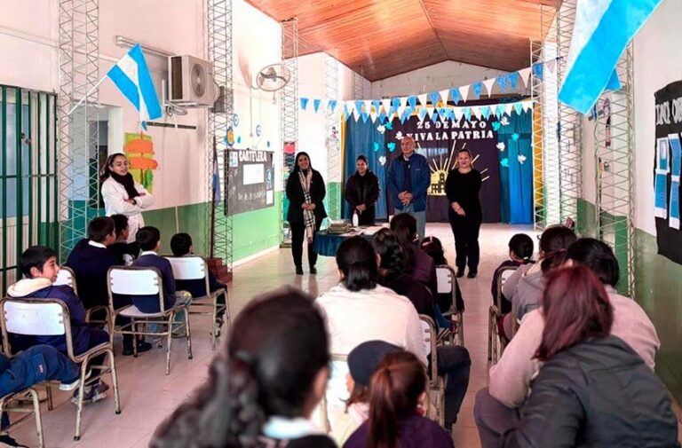 Viceintendente Enrique Ferreyra en escuela de Paraje Las Garzas