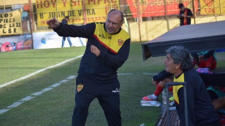Alberto Boggio, entrenador interino de Boca Unidos, durante una conferencia de prensa
