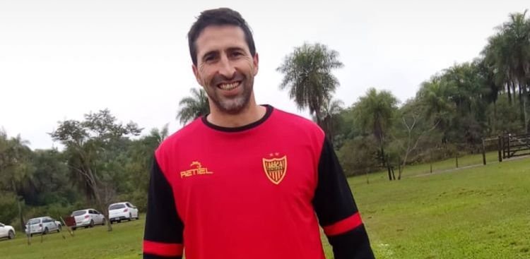 Alejandro Donatti ingresando al campo de juego de Boca Unidos