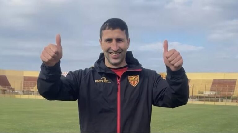 Alejandro Donatti con la camiseta de Boca Unidos