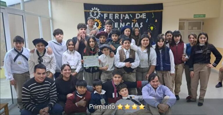 Estudiantes de la EFA Mensú Pegüará exhiben proyecto de termotanque solar en Feria de Ciencias