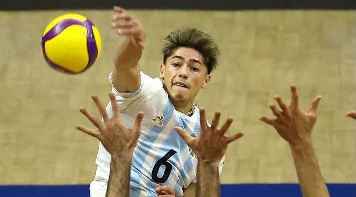 Germán Gómez durante un partido de vóley con la selección argentina