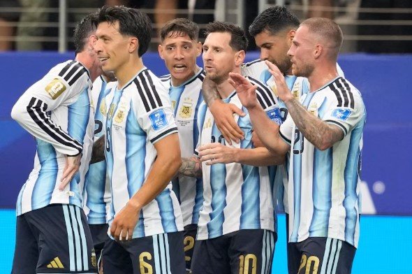 Lionel Messi celebrando un gol con la camiseta de Argentina en el AT&T Stadium de Dallas