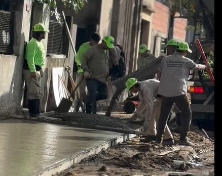 Cuadrilla de trabajadores realizando reparación de veredas en intersección de Héroes Civiles y Lavalle, Corrientes