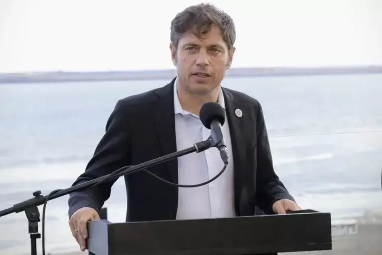 Axel Kicillof durante un acto oficial