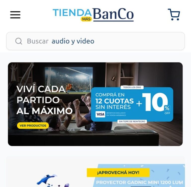 Clientes en un comercio gastronómico durante un partido de la Selección Argentina con la promoción Puntos de Aliento del Banco de Corrientes