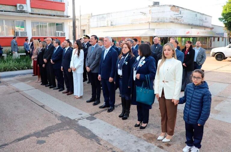 Acto de izamiento de la bandera nacional en la plaza principal de Bella Vista durante los festejos por sus 201 años de fundación