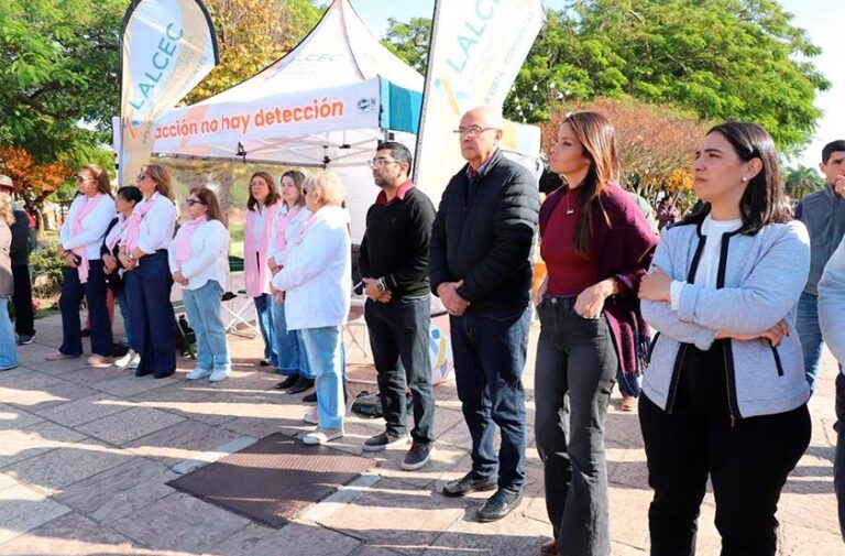 Marcha sin Tabaco en Bella Vista con participantes llevando pancartas