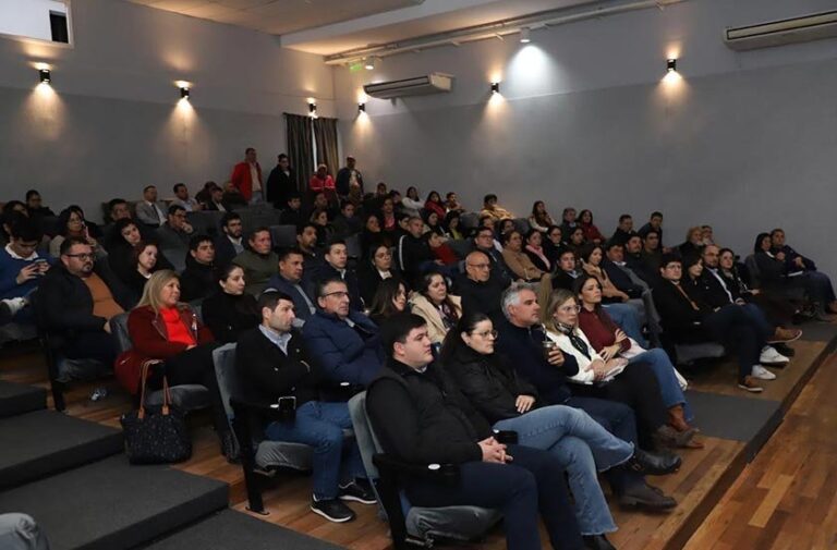 Intendente Noelia Bazzi junto a funcionarios y equipos técnicos en jornada de capacitación en Bella Vista
