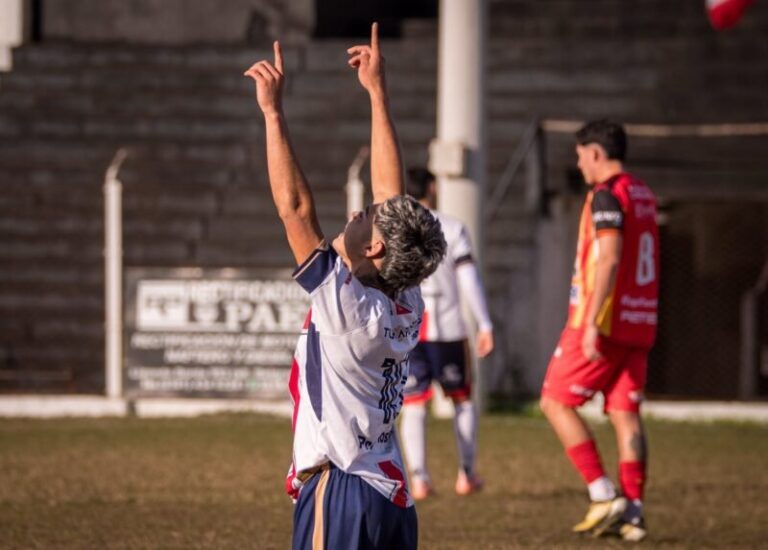 Partido de fútbol entre Tucumán Central y Boca Unidos en el estadio Central Norte