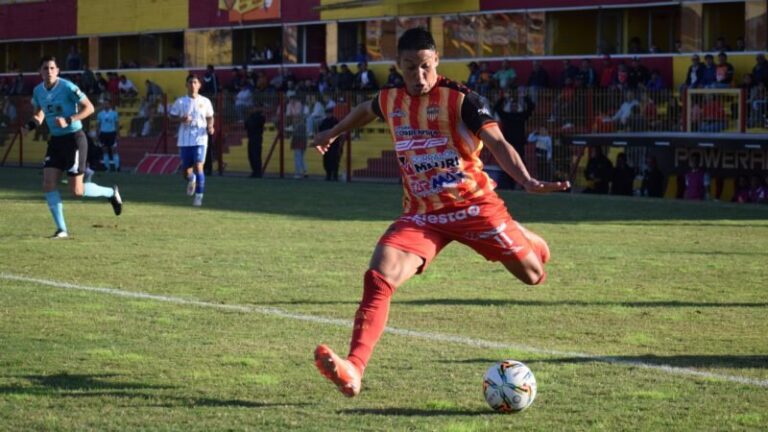 Plantel de Boca Unidos viajando a Tucumán