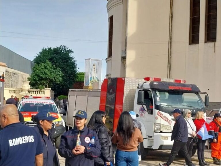 Bomberos Voluntarios en la explanada de la Basílica de Itatí durante la 5° peregrinación