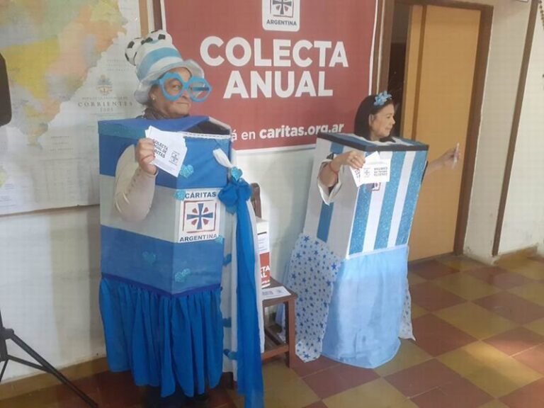 Voluntarios de Cáritas Corrientes durante la colecta anual