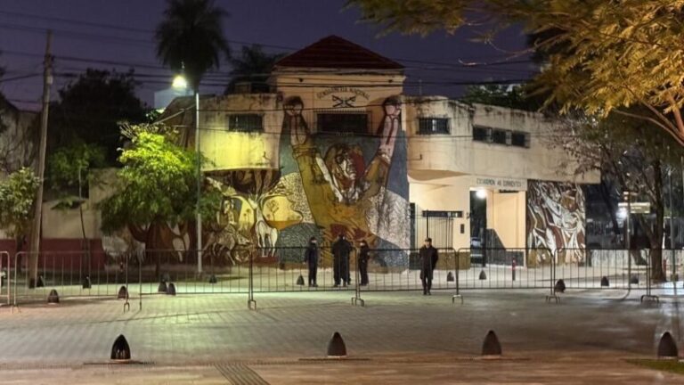 Operativo de seguridad en calles del barrio Libertad de Corrientes por el inicio del juicio oral del caso Loan